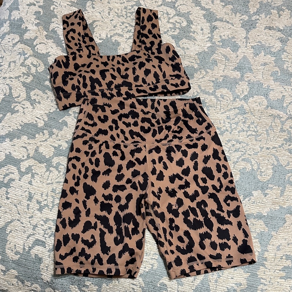 Women’s Leopard Print Bike Shorts and sports bra Top Set - size L